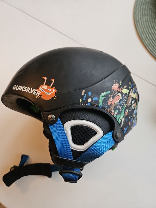 Комлект детска каска Quiksilver и маска Uvex за ски или сноуборд.