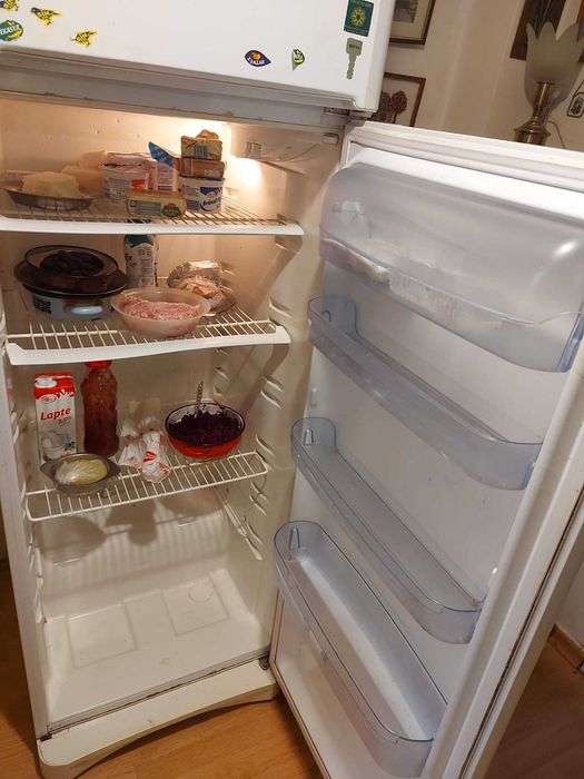 Vand combina frigorifica INDESIT functionala convenabil ,consum mic