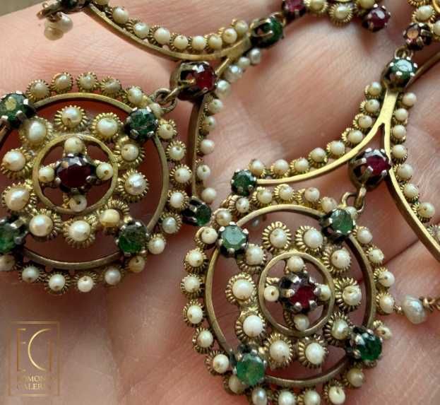 Pereche de cercei din aur și argint, cu smaralde, rubine și perle seed