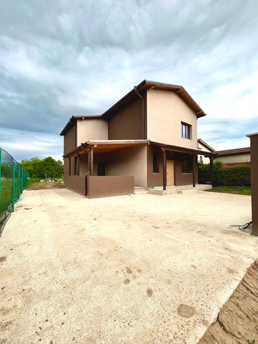 Продаваме двуетажна къща в с. Голяновци