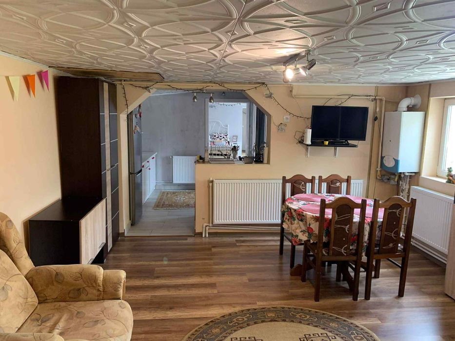 Inchiriez ap intr-o casa cu curte comuna