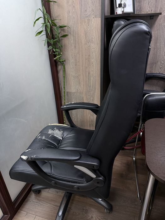 Продам 2 офисных кресла