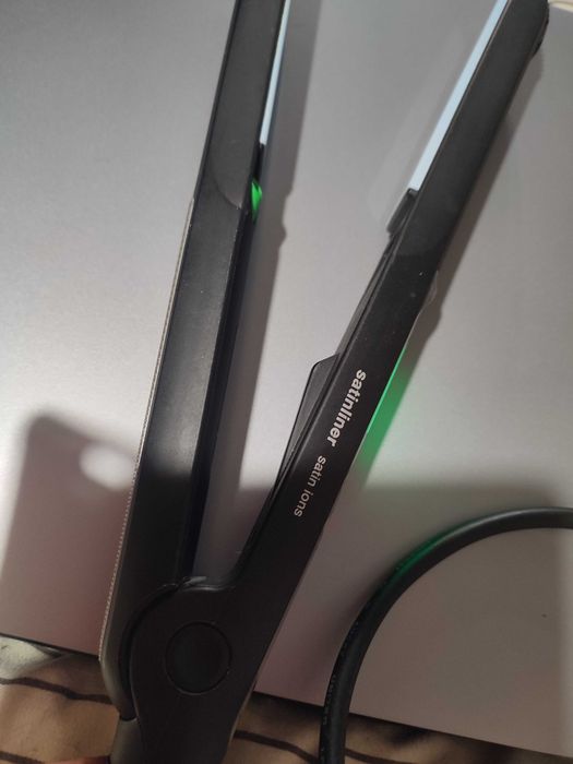 Placă de îndreptat părul BRAUN SatinLiner cu LCD