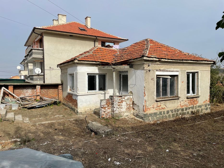 Къща с дворно място в Карнобат ТОП ЦЕНА