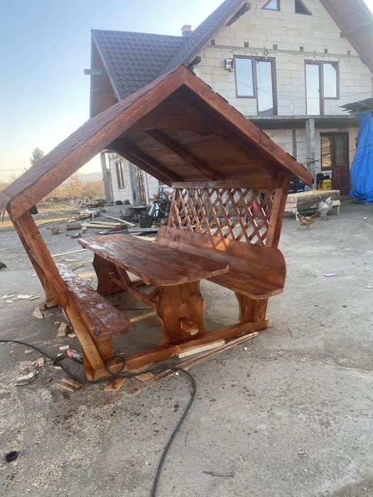 Vand foisoare de gradină lucrate foarte bine din lemn masiv pe comanda