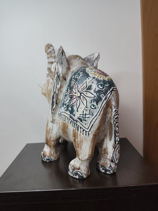 Ръчно резбован дървен слон – ориенталска декорация, символ на късмет