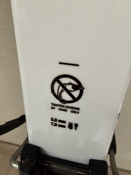 Продам лыжи с палочками