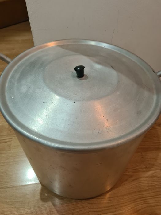 Большая  кастрюля.