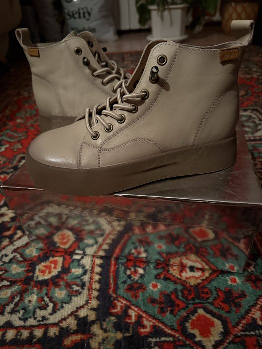 Продам женские ботинки