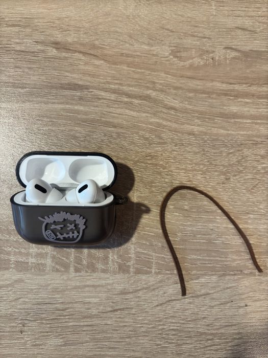 AirPods Pro 2-ро поколение. (Оригинални, С калъф на Travis Scott)