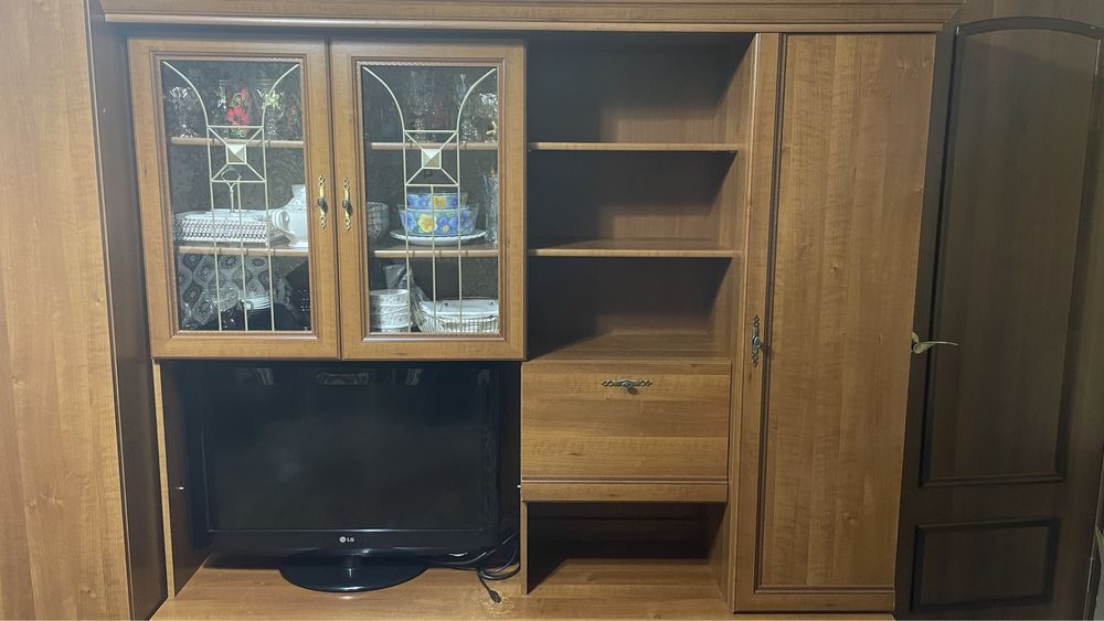 Продается стенка коричневого цвета