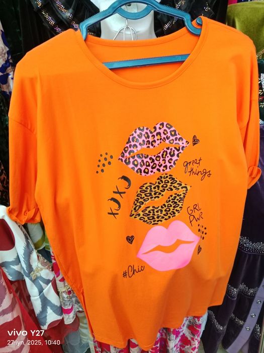 Shaffof futbolkalarda yalangoch qizlar