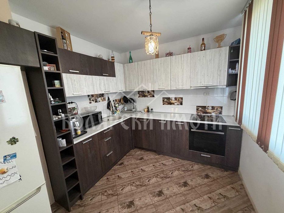 Къща с панорамна гледка в с.Леденик