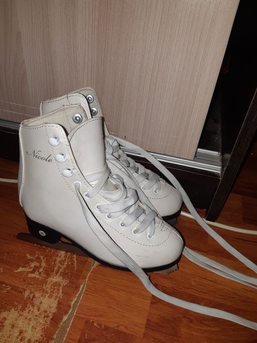 Коньки детские, белые, кожаные.  Для девочки.