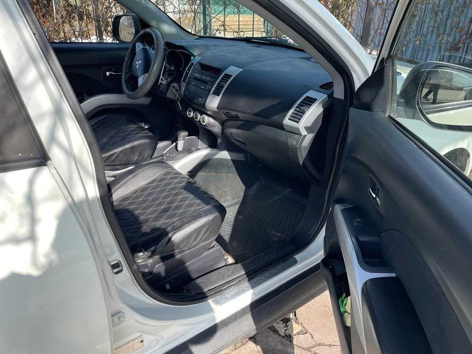 Продам машину Mitsubishi Outlander