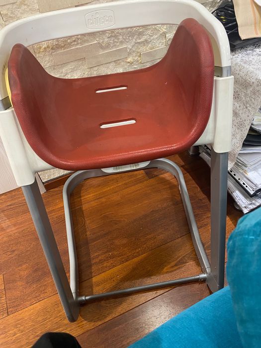 Scaun de masa Chicco I-sit poate fi folosit pana la 8 ani transforma