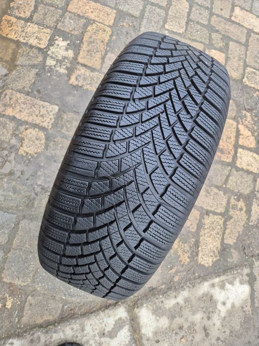O bucată 235/50 R19 M+S iarnă- una Michelin Bridgestone