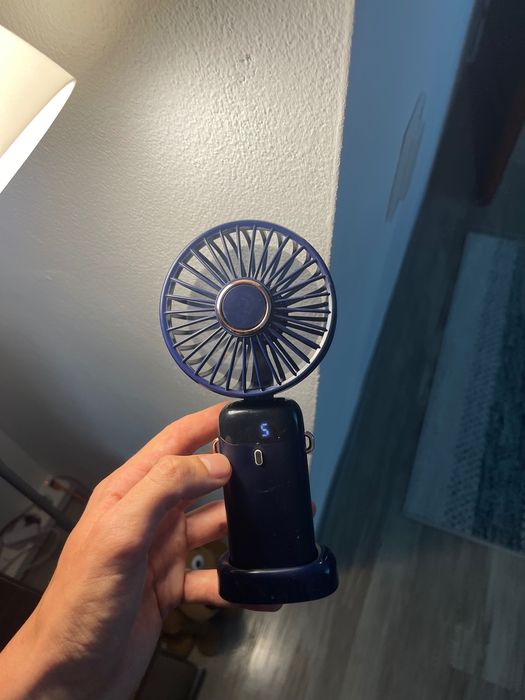 Ventilator portabil, de mâna sau de birou