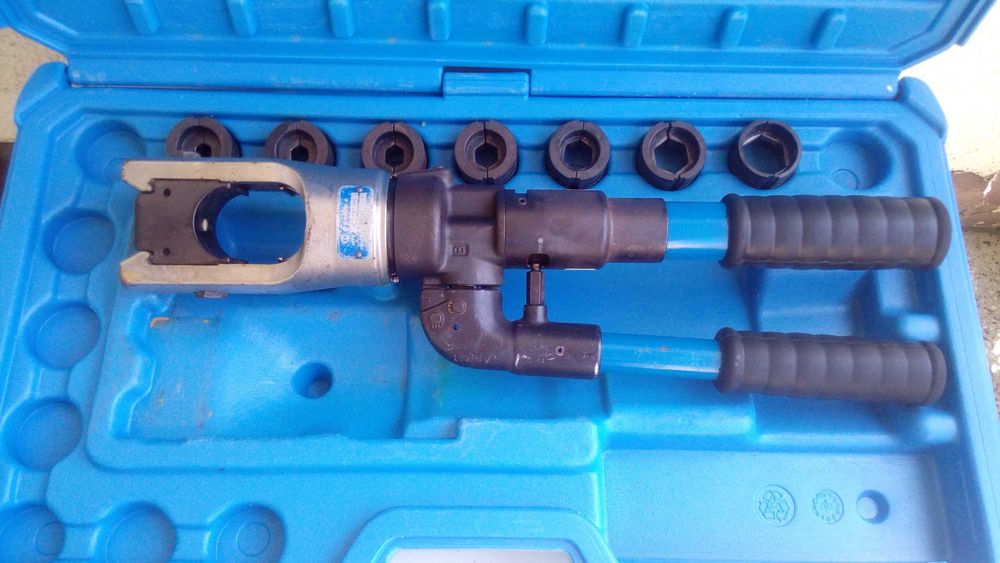 Хидравлична преса за кербоване Cembre HT131-UC с куфар