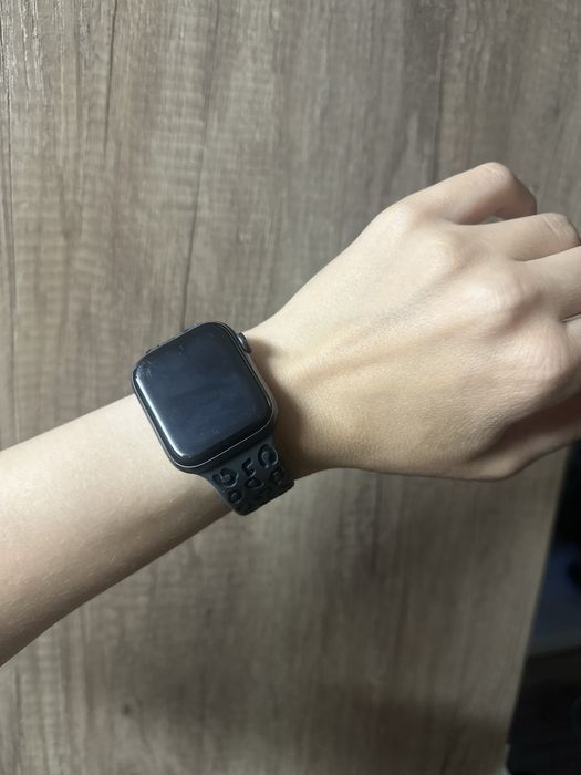 Продам apple watch se 44 mm.