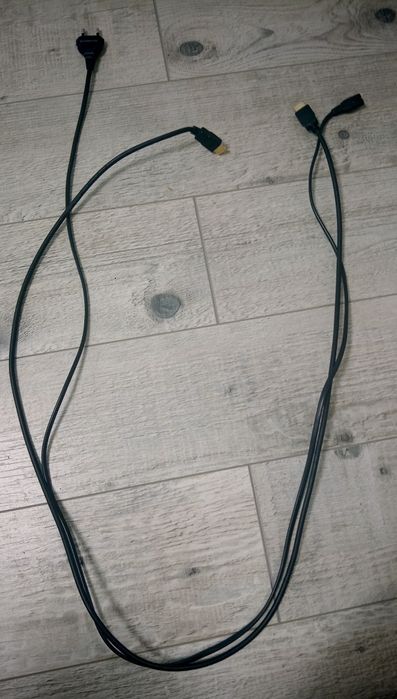 Vând PS 4 +2 manete și cablu de încărcare usbc a manetelor. 1000 lei negociabil