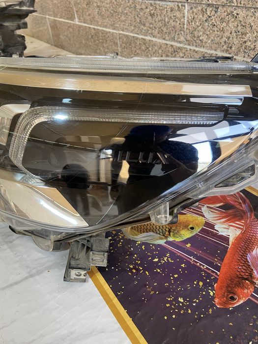 Продам фары на Хайлюкс