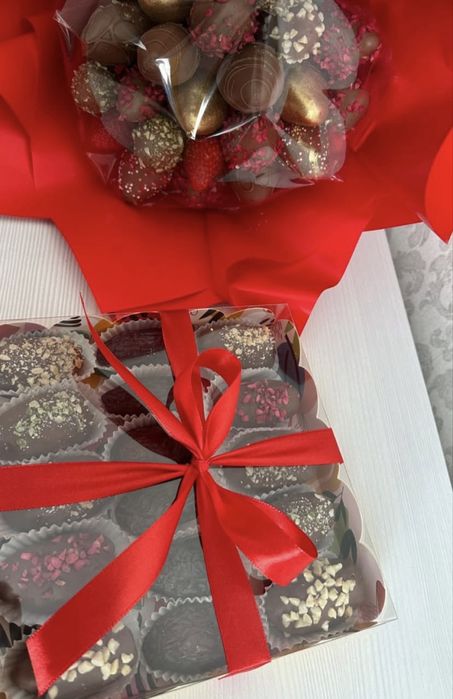 Клубника и финики в шоколаде