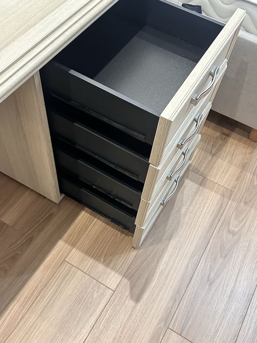 Письменный стол с ящиками