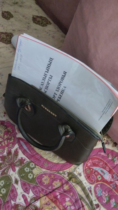 Сумки, манекены ног