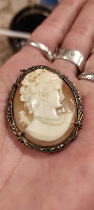 Оригинален ,стар медальон камея