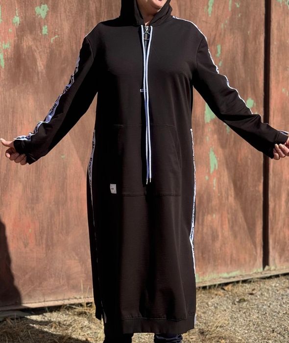 Платье с капюшоном, стильное,  модное