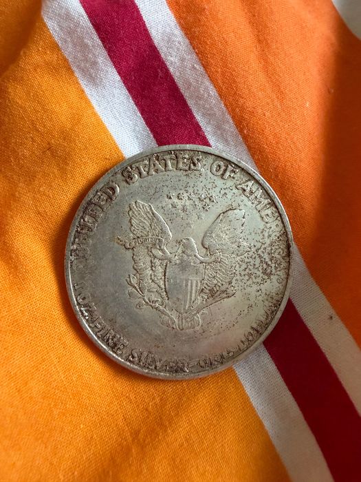 Продавам две монети