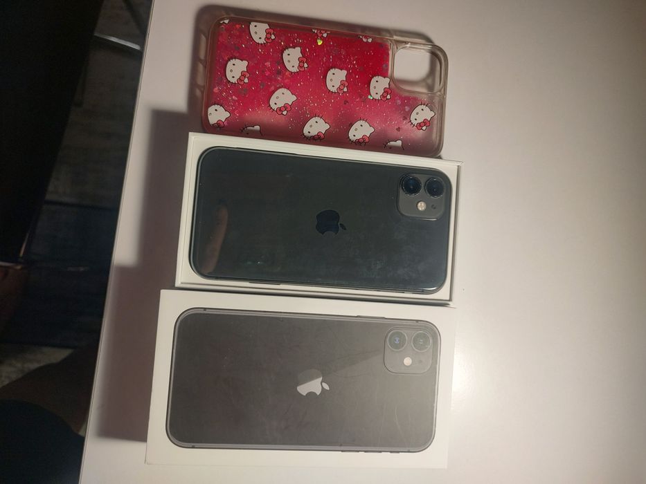iPhone 11,de 128 GB varianta pe negru la cutie.