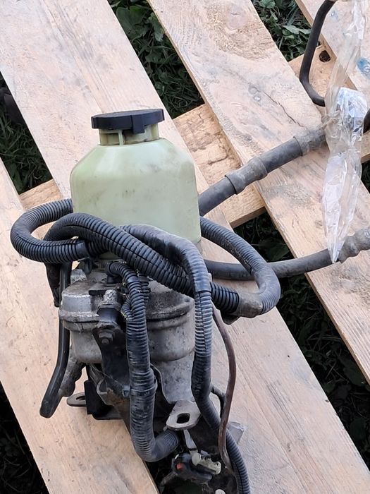 Vand pompa de servo sh , doua fuzete spate Noi si o roata de rezerva