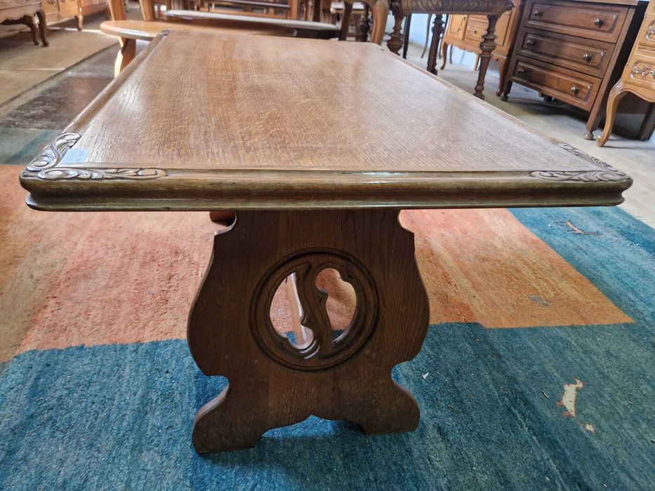 Винтидж холна маса за кафе от дъбов масив с красиво резбовани крака