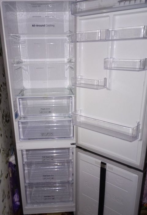 Holadilnik. Samsung sensorli . Bir yarim oy ishlatilgan.Holati yaxshi.