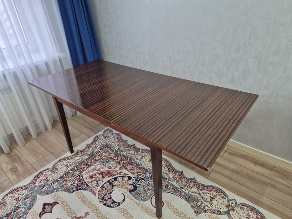 Б/у стол обеденный 10 000 тенге