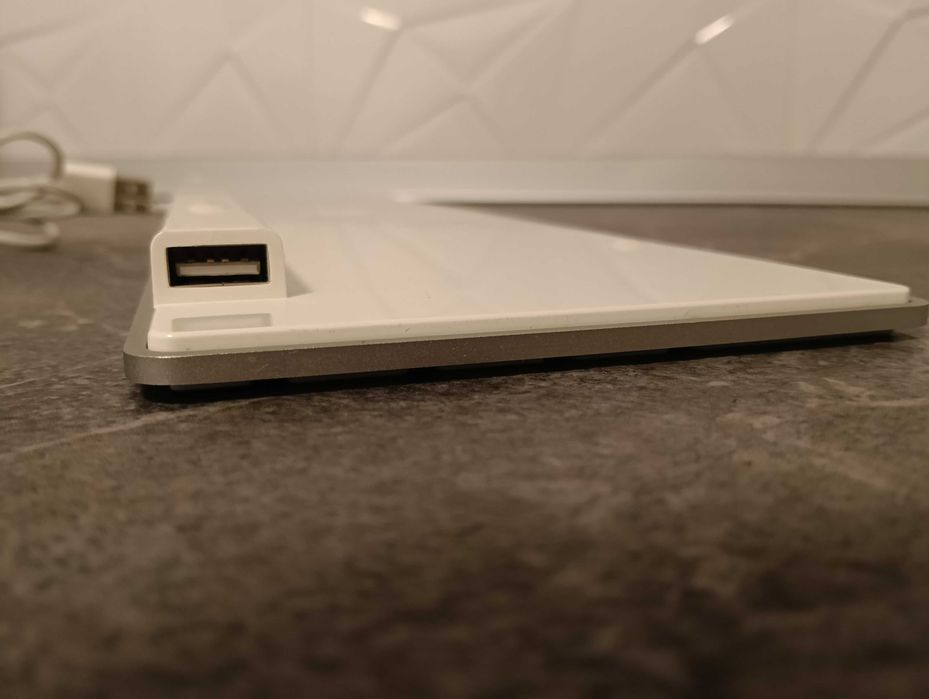 Vand Tastatura Apple mare A1243 cu parte numerica si fir conexiune USB