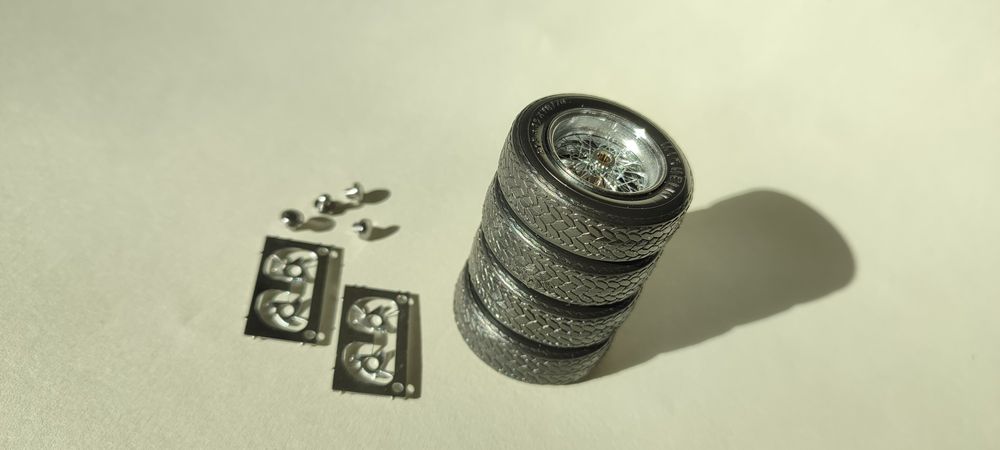 метални джанти с гуми за модел в мащаб 1:18