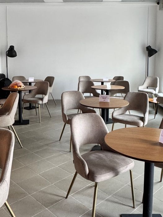 8 mese rotunde din stejar cu picior metalic