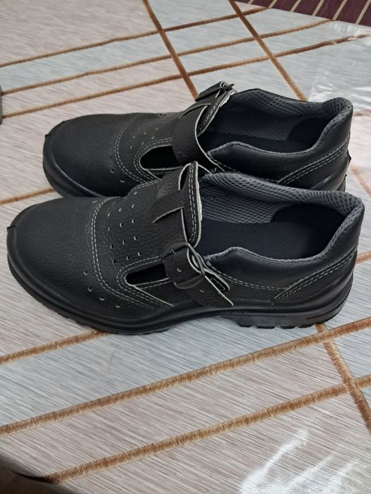 Продам рабочие сандалии 39р.  Новые