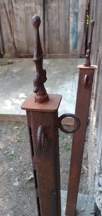 Vind opt stalpisori, montati in ciment, pentru doua locuri de veci.