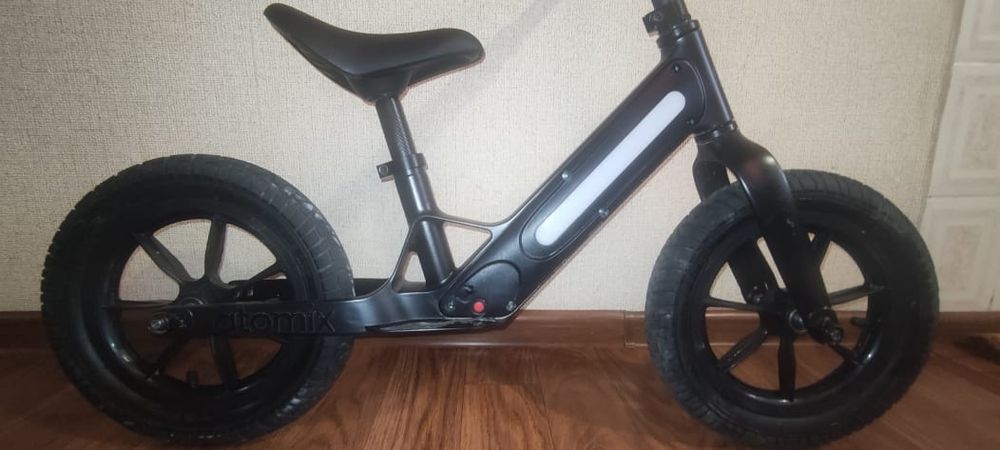 Продам беговел Atomix