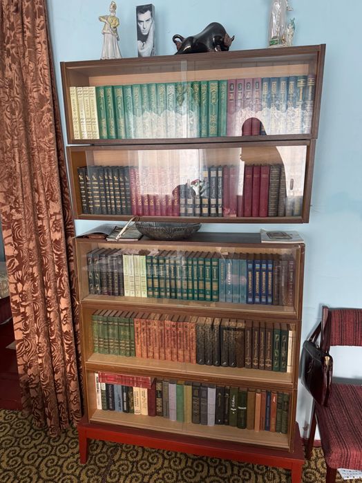 Продается Сервант с коллекцией редких книг
