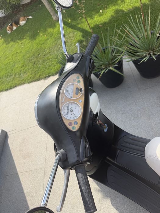 Scuter Piaggio Vespa negru foarte frumos