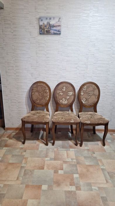 Продам 6 стульев и раздвижной стол.
