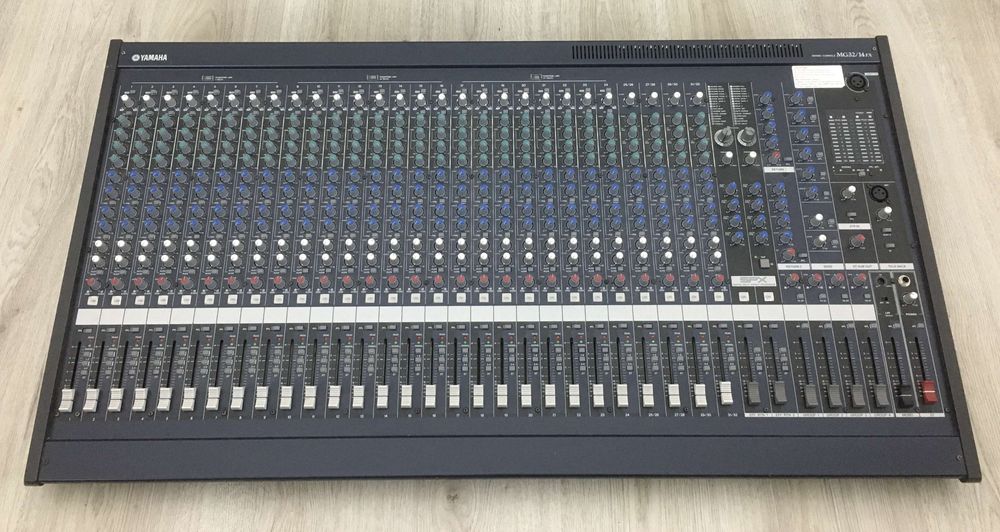 Yamaha MG32 (mixer analogic 32 canale)