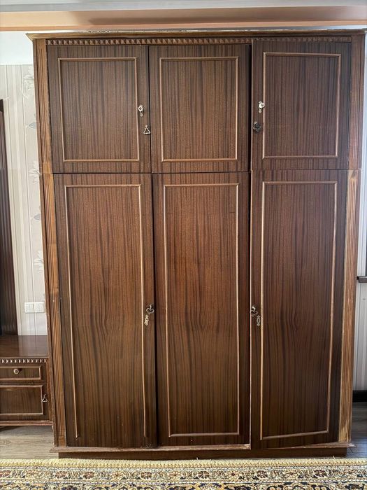 Продаётся спальная мебель: кровать, шкаф, комод с зеркалом и две тумбы