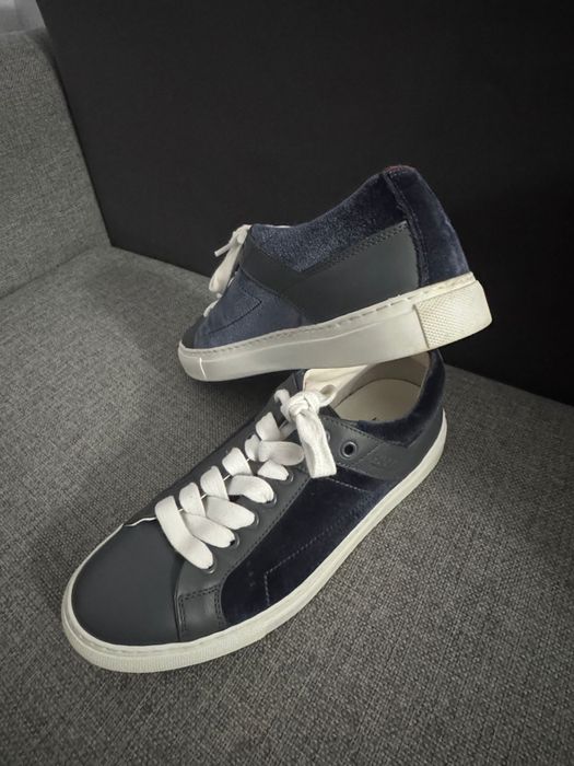 Vand adidasi , hugo boss , marimea 38 , aproape impecabili ,