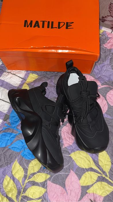 Кроссовки водоотталкивающие